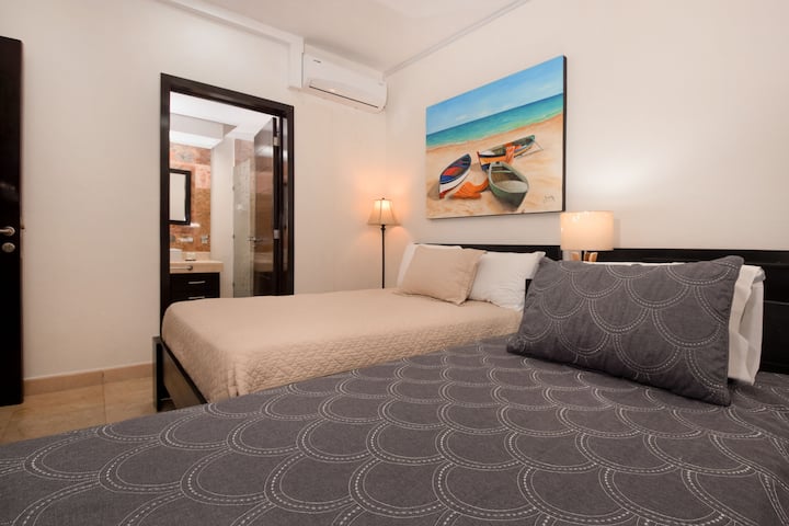 Dormitorio de invitados: duerme convenientemente huéspedes adicionales o niños en nuestra suite de invitados, con una cama doble.
