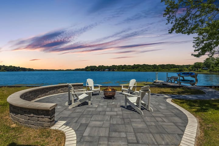 Landmark Lakehouse | Dock • Kayaks • Fire Pit