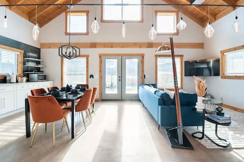 The Bar(n)- Cozy chalet with hot tub and campfire