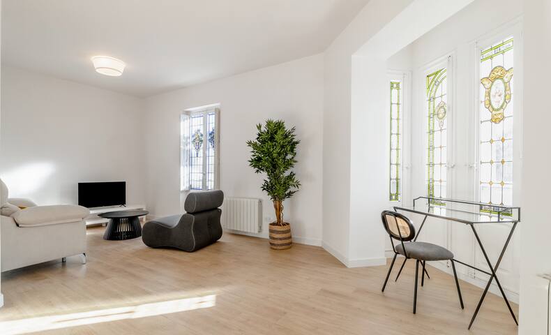 Modern and Bright – 3 Bedrooms 3 Bathrooms – Goya gallery image 2