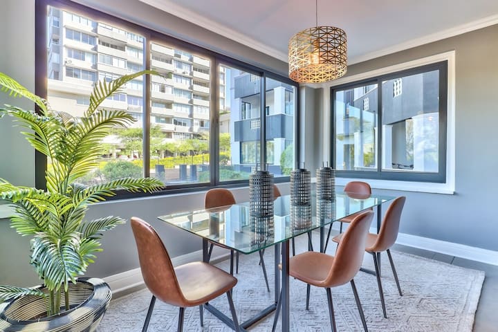 Stylish 3 Bed Condo with Pool gallery image 2