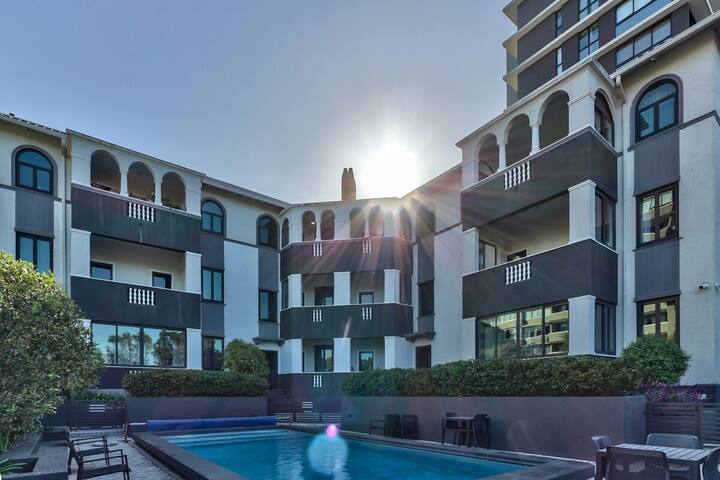 Stylish 3 Bed Condo with Pool gallery image 5