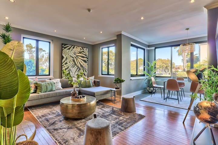 Stylish 3 Bed Condo with Pool