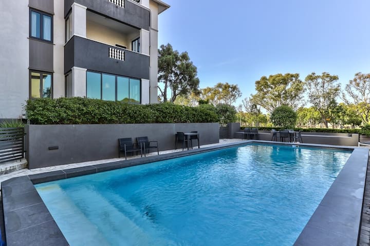 Stylish 3 Bed Condo with Pool gallery image 3