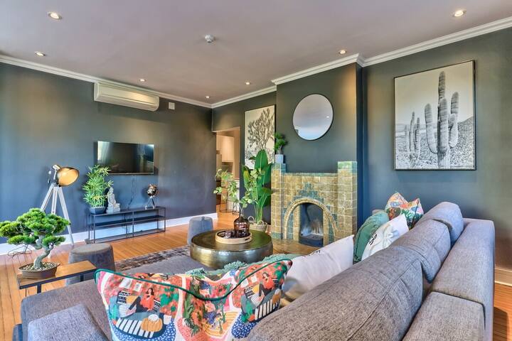 Stylish 3 Bed Condo with Pool gallery image 4