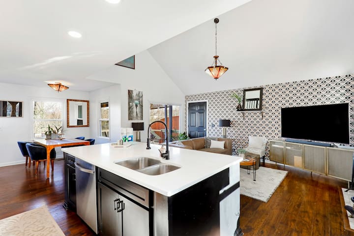 Large 3BR Riverfront | Deck | Garage Parking gallery image 2