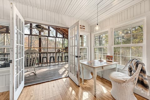 Gwen's Nest- a unique, luxury chalet in the park!