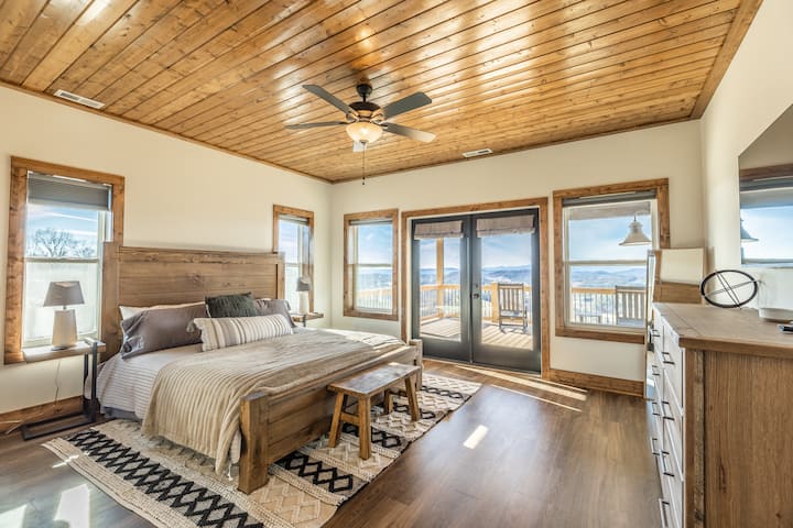 Მთავარი სართულის მთავარი საწოლი ოთახი გიჟური ხედებით ყველა ამ ფანჯრიდან!!  Დიდი საწოლი 50-დუიმიანი ტელევიზორით.  Ფარდები ყველა ფანჯარასა და კარზე, თუ მოგწონთ ბნელი ოთახი დასაძინებლად ან დატოვეთ ღია, რომ ღამით ქალაქის ძალიან მაგარი ხედი იშლება!