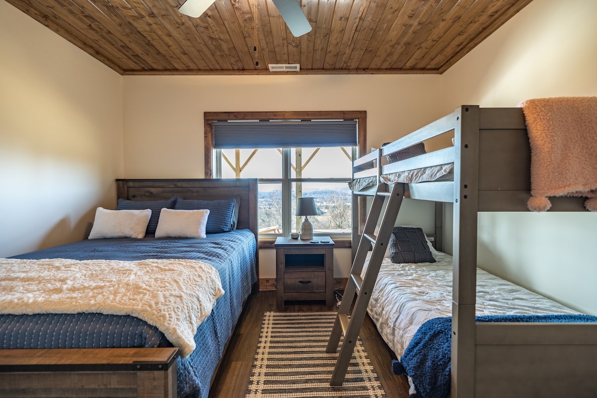 Downstairs bedroom #4 - one queen bed, 2 twin beds.