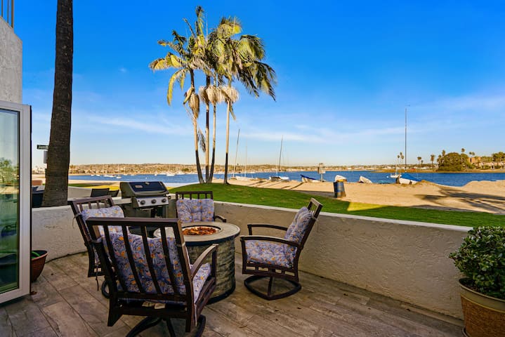 Waterfront Living: AC, Fire Pit, Outdoor Space