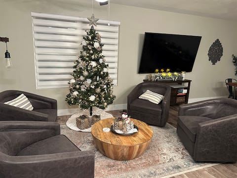 Game Room/Big TVs King Beds -4 Min to Finley Farms