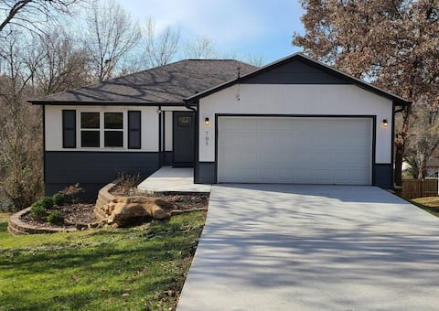 Game Room/Big TVs King Beds -4 Min to Finley Farms