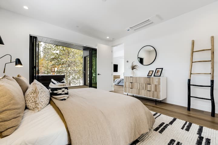 Основна спалня с нано врати