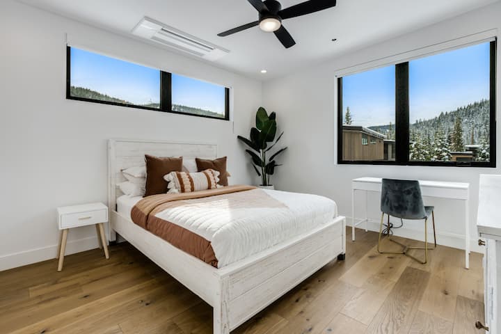 Трета спалня с двойно легло и работно пространство