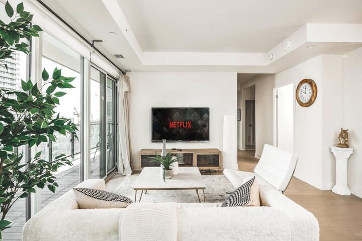 Toronto Low-Penthouse Condo w/ Free Parking gallery image 4