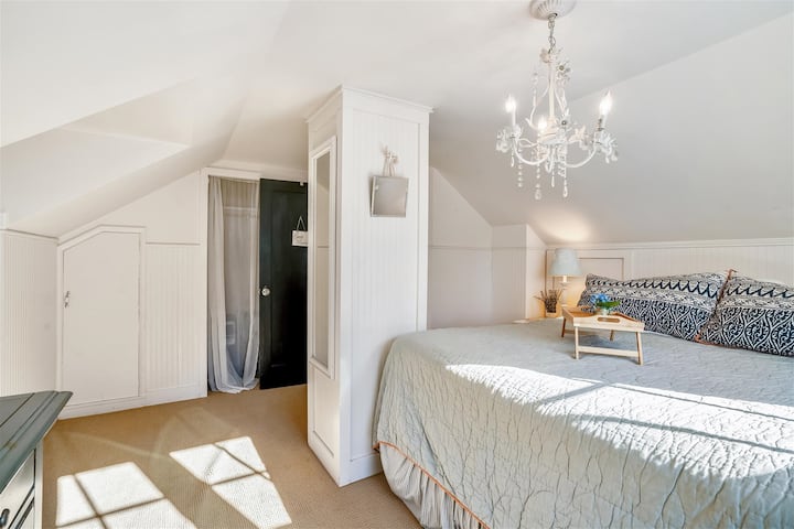 ห้องนอนชั้นบน 2 พร้อมเตียงคิงไซส์ที่เอลเลียตเวย์คอทเทจ