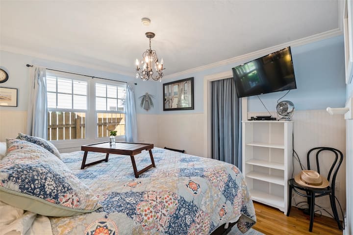 ห้องนอนขนาดคิงไซส์ชั้นล่างที่เอลเลียตเวย์คอทเทจ