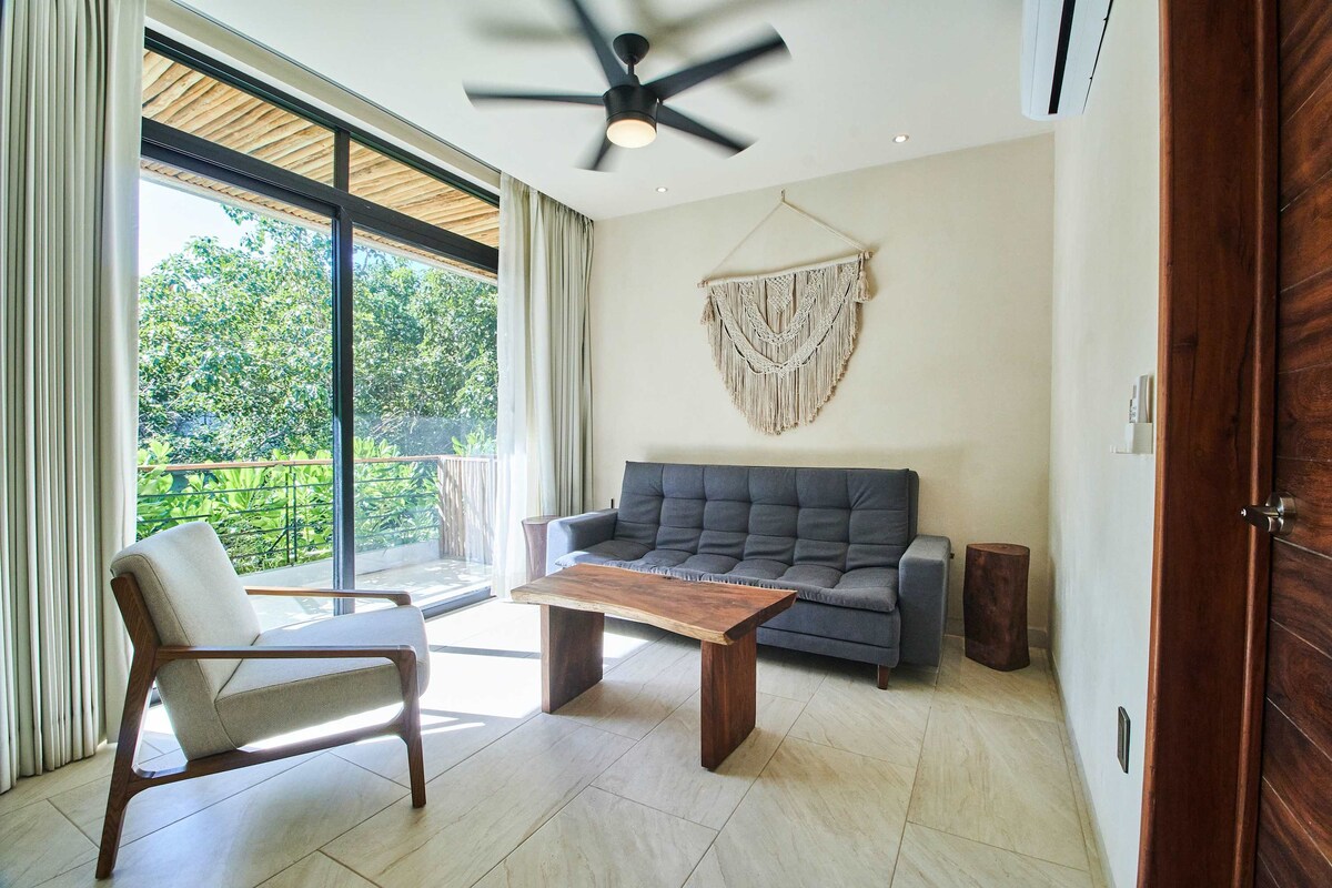 Sebule yenye Mandhari ya Msitu