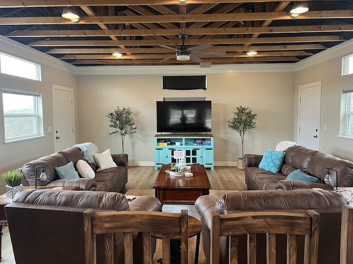 Hill Country Lodge * Groups & Multi Family Houses for Rent in Doss