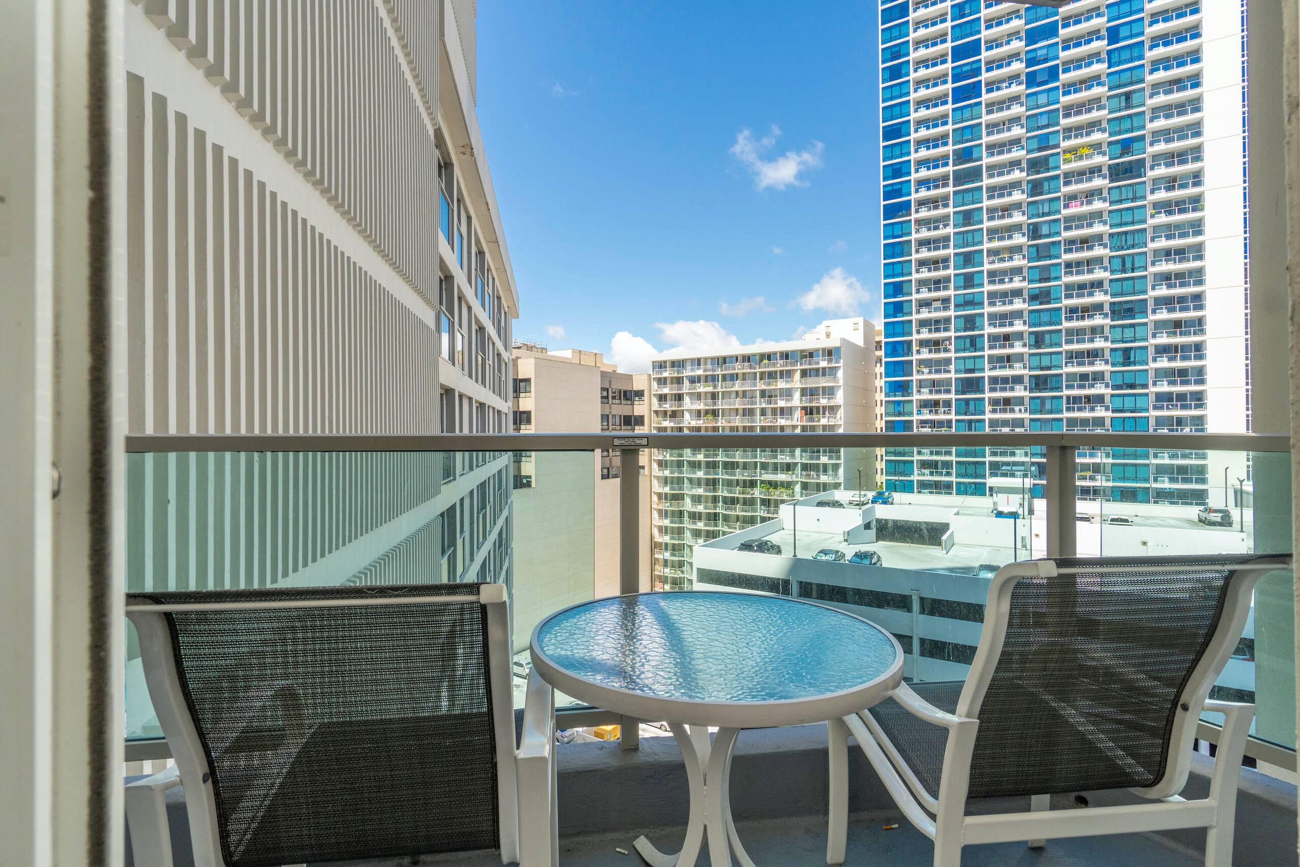 Condo in Honolulu · ★4.0 · Studio · 1 bed · 1 private bath - Image 4
