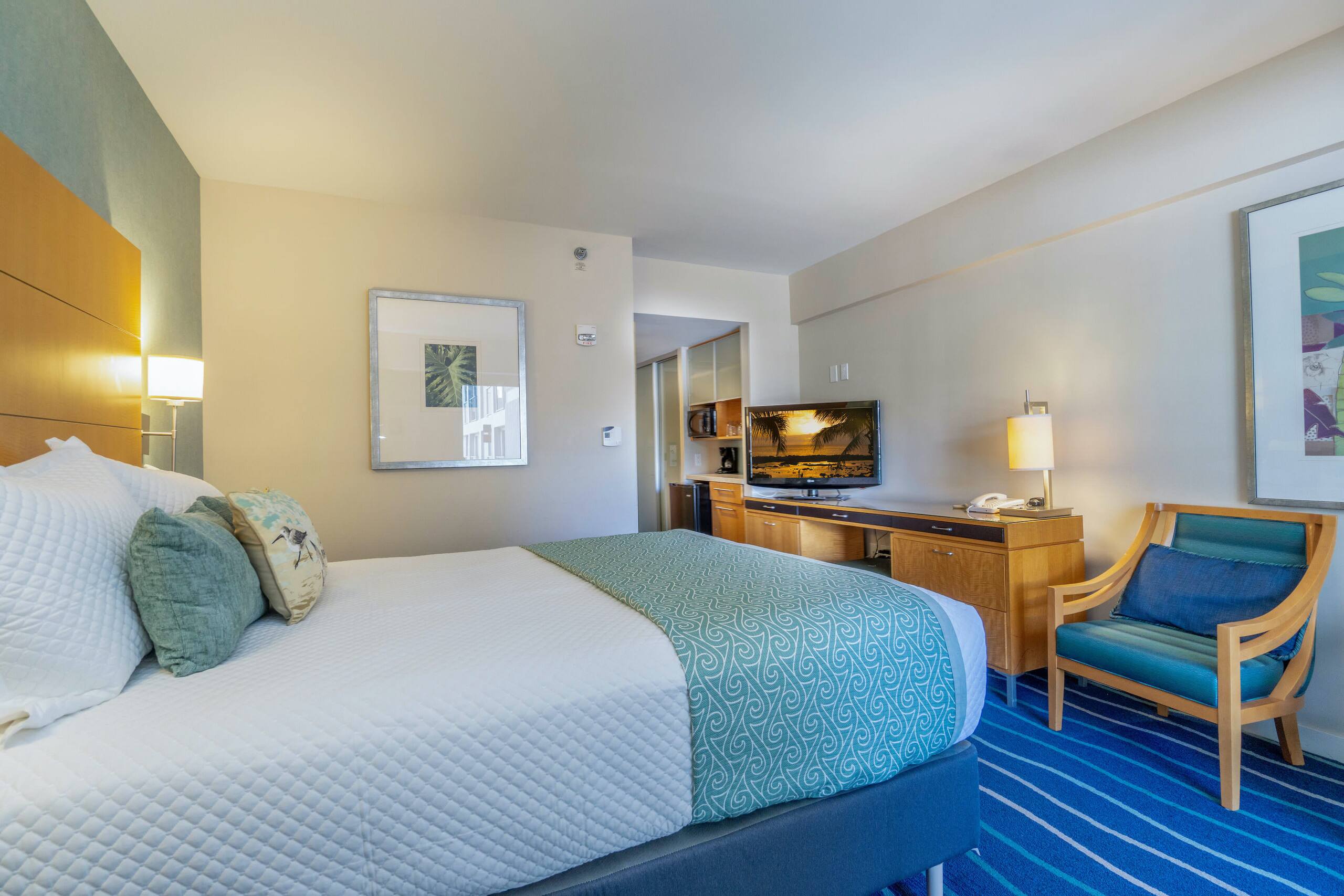 Condo in Honolulu · ★4.0 · Studio · 1 bed · 1 private bath - Image 3