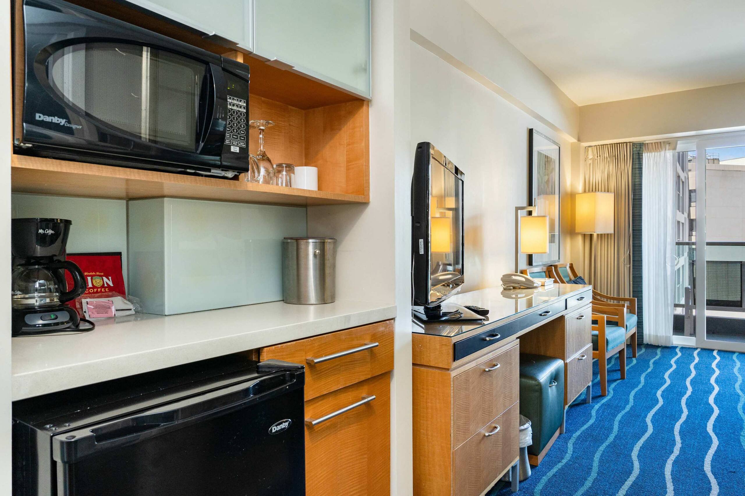 Condo in Honolulu · ★4.0 · Studio · 1 bed · 1 private bath - Image 5