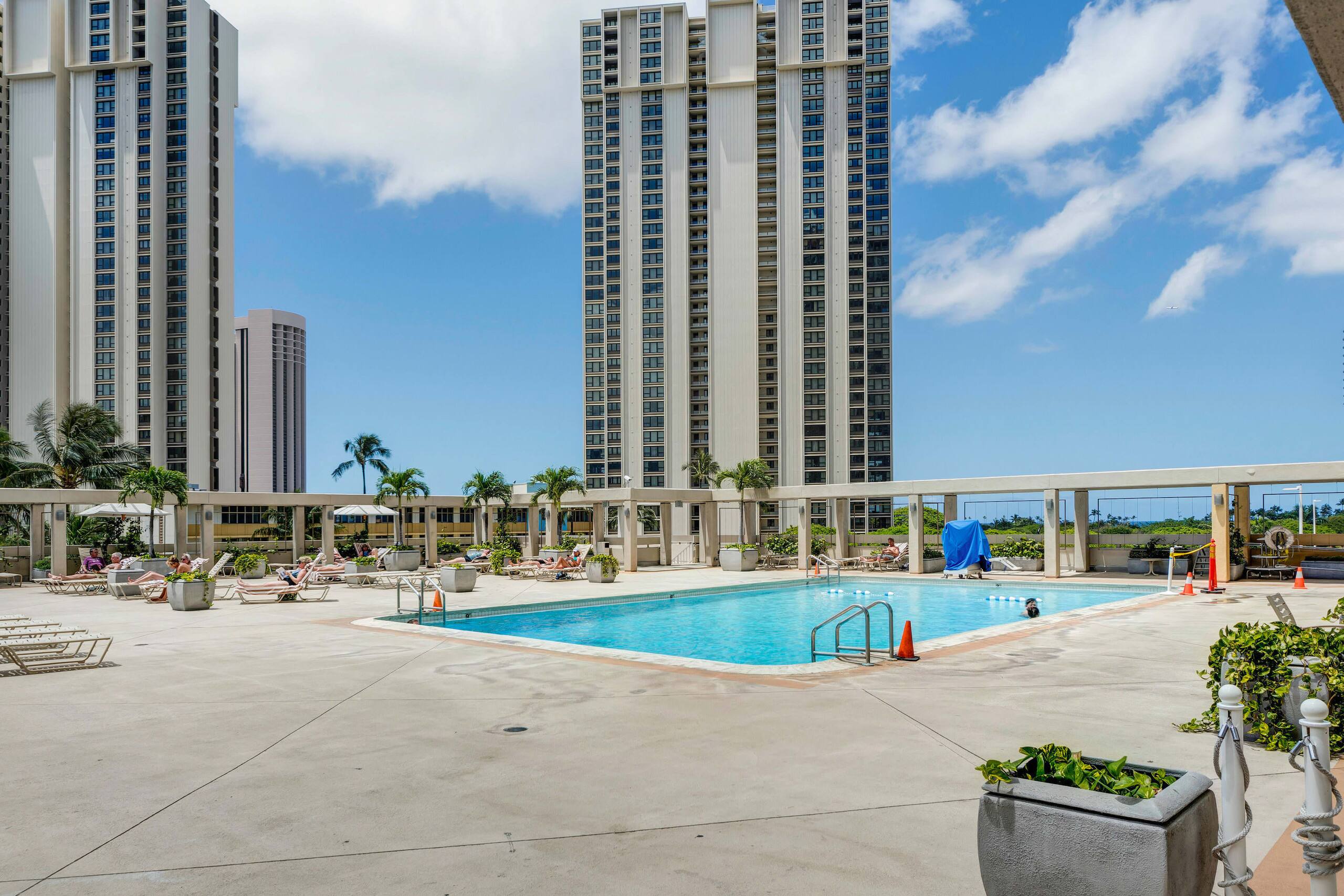 Condo in Honolulu · ★4.0 · Studio · 1 bed · 1 private bath - Image 10