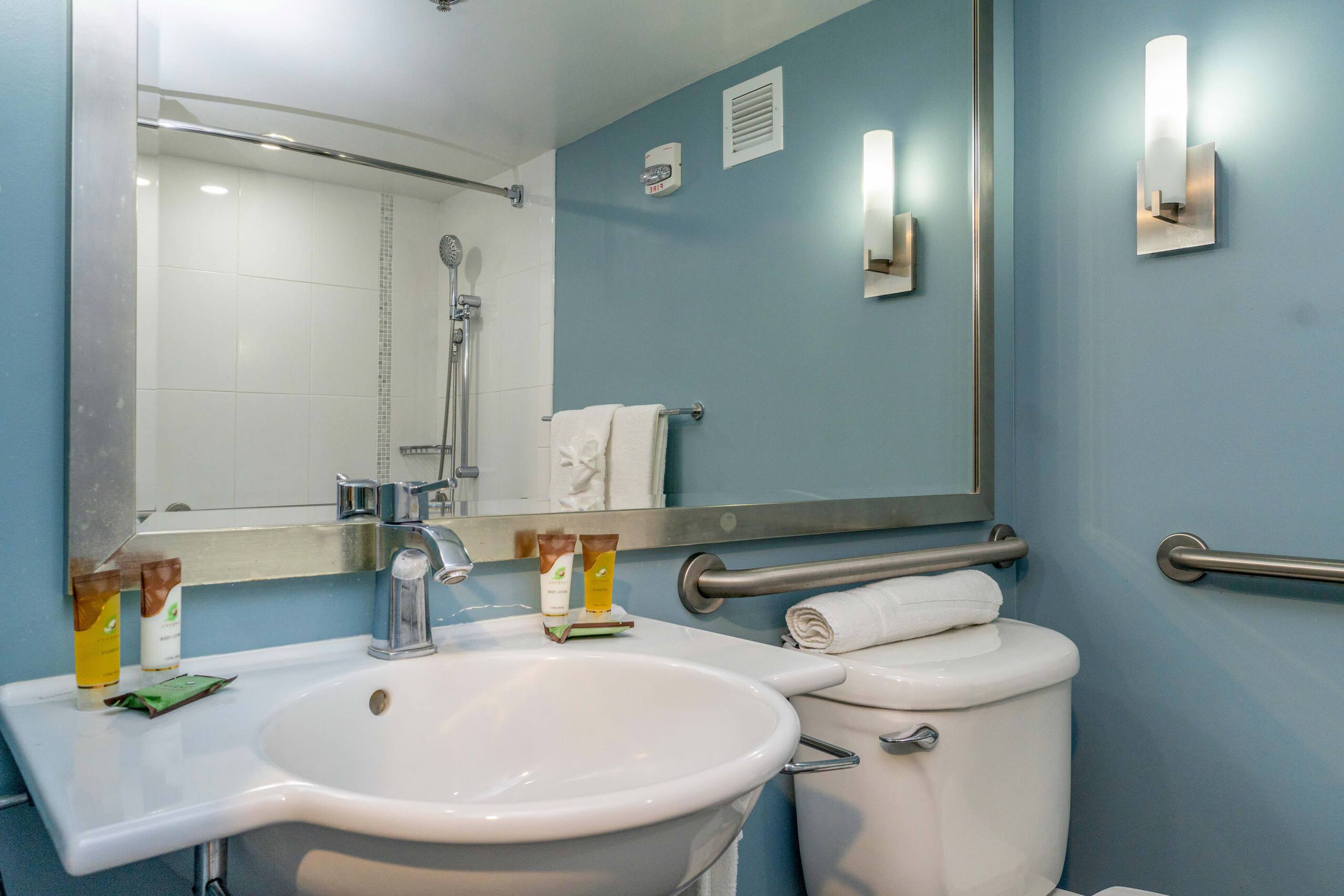 Condo in Honolulu · ★4.0 · Studio · 1 bed · 1 private bath - Image 8