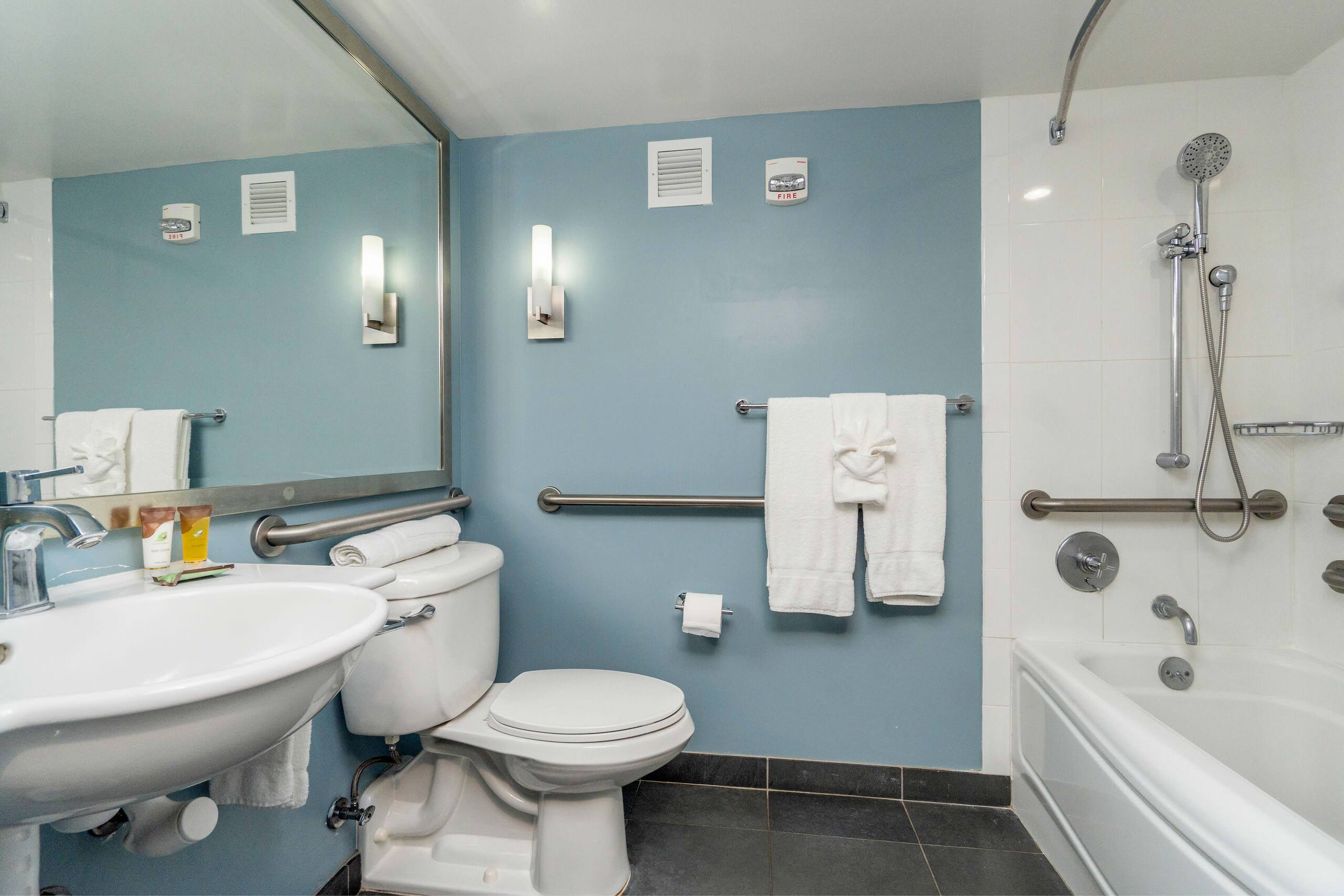 Condo in Honolulu · ★4.0 · Studio · 1 bed · 1 private bath - Image 7