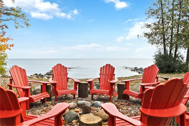 Skipping Rock Cottages: Ultimate Lakeside Retreat