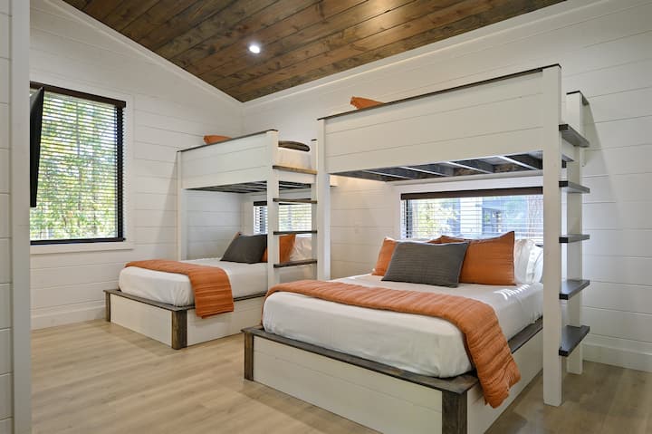 Habitación con literas individuales sobre literas tamaño queen con capacidad para 4 adultos o 6 niños.  Te recomendamos la supervisión de los niños pequeños.