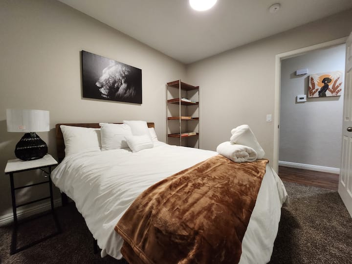 استمتع بالراحة السعيدة في غرفة النوم المجهزة تجهيزًا جيدًا.