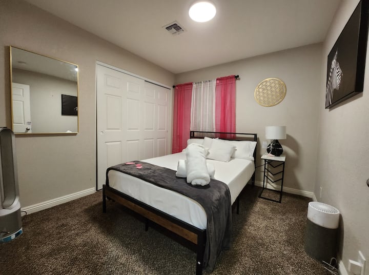 استمتع بالراحة السعيدة في غرفة النوم المجهزة تجهيزًا جيدًا.