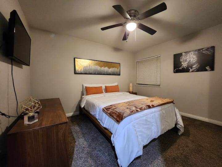 استمتع بالراحة السعيدة في غرفة النوم المجهزة تجهيزًا جيدًا.