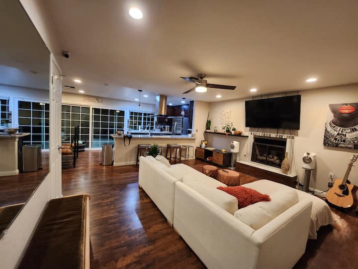 استرخ بأناقة: استرخ في منطقة المعيشة الأنيقة الخاصة بنا، مع طاولة نبيذ متطورة للحظات المتسامحة.