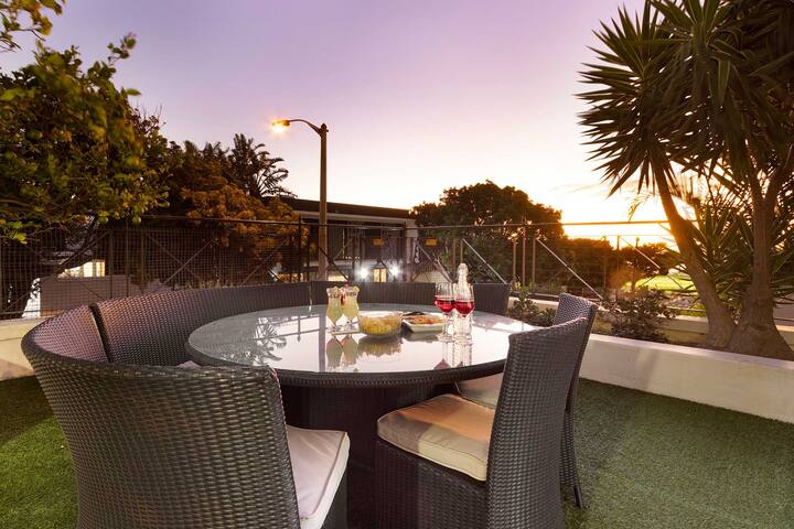 Beachside Villa – 2 minute walk to Camps Bay Beach gallery image 5