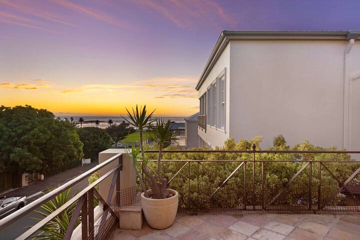 Beachside Villa – 2 minute walk to Camps Bay Beach gallery image 2