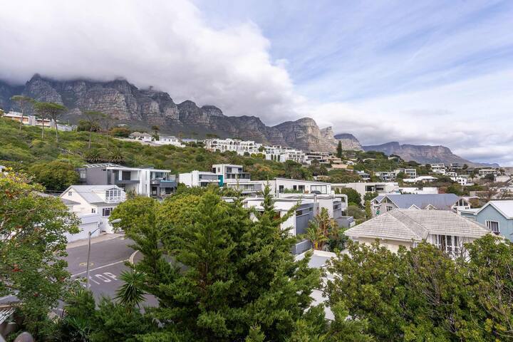 Beachside Villa – 2 minute walk to Camps Bay Beach gallery image 3