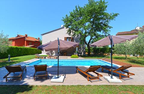 Top performing Airbnb: Apartment 1089/9300 in Kukci
