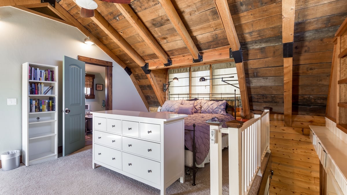 Hlavná spálňa, ktorá sa nachádza na poschodí, má manželskú posteľ King, vlastnú kúpeľňu, saunu, vyhradený pracovný priestor a súkromnú terasu.