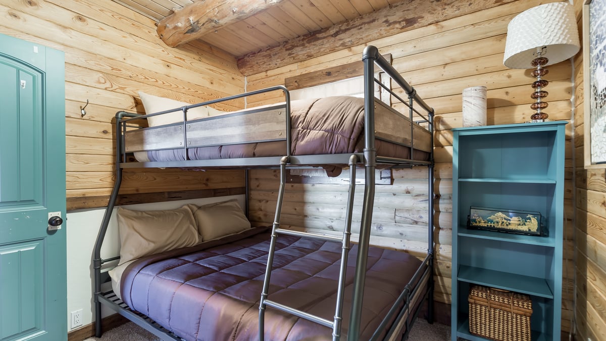 Poschodová posteľ s plnou posteľou, ktorá sa nachádza hneď vedľa kuchyne, je ideálna pre rodiny alebo väčšie skupiny.