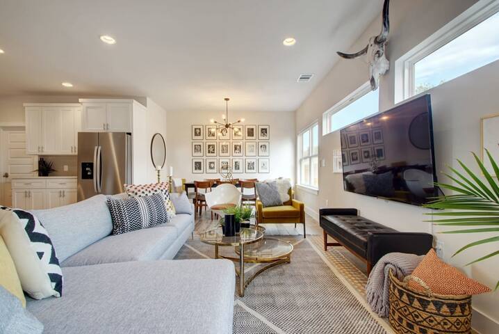 Contemporary Luxury Retreat | Pool gallery image 2