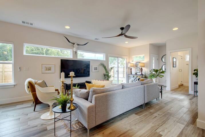 Contemporary Luxury Retreat | Pool gallery image 5