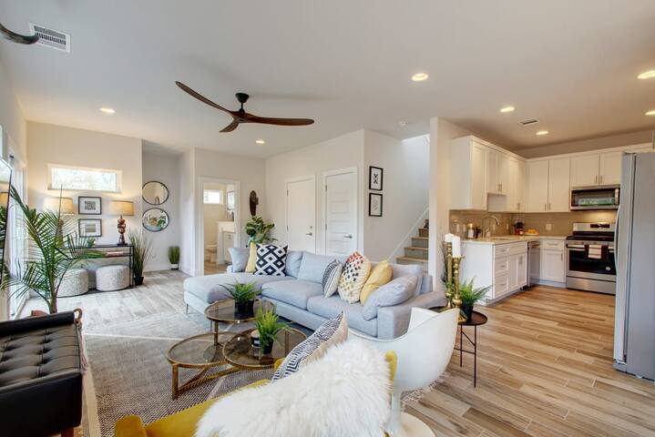 Contemporary Luxury Retreat | Pool gallery image 3