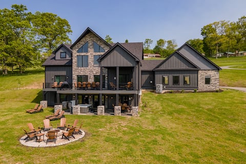 Luxury Dog Friendly Lodge w/ Pool & Hot Tub