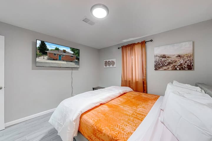 Uvoľnite sa a vychutnajte si film z pohodlia svojej útulnej postele, ktorý ponúka ideálne miesto na uvoľnený večer.