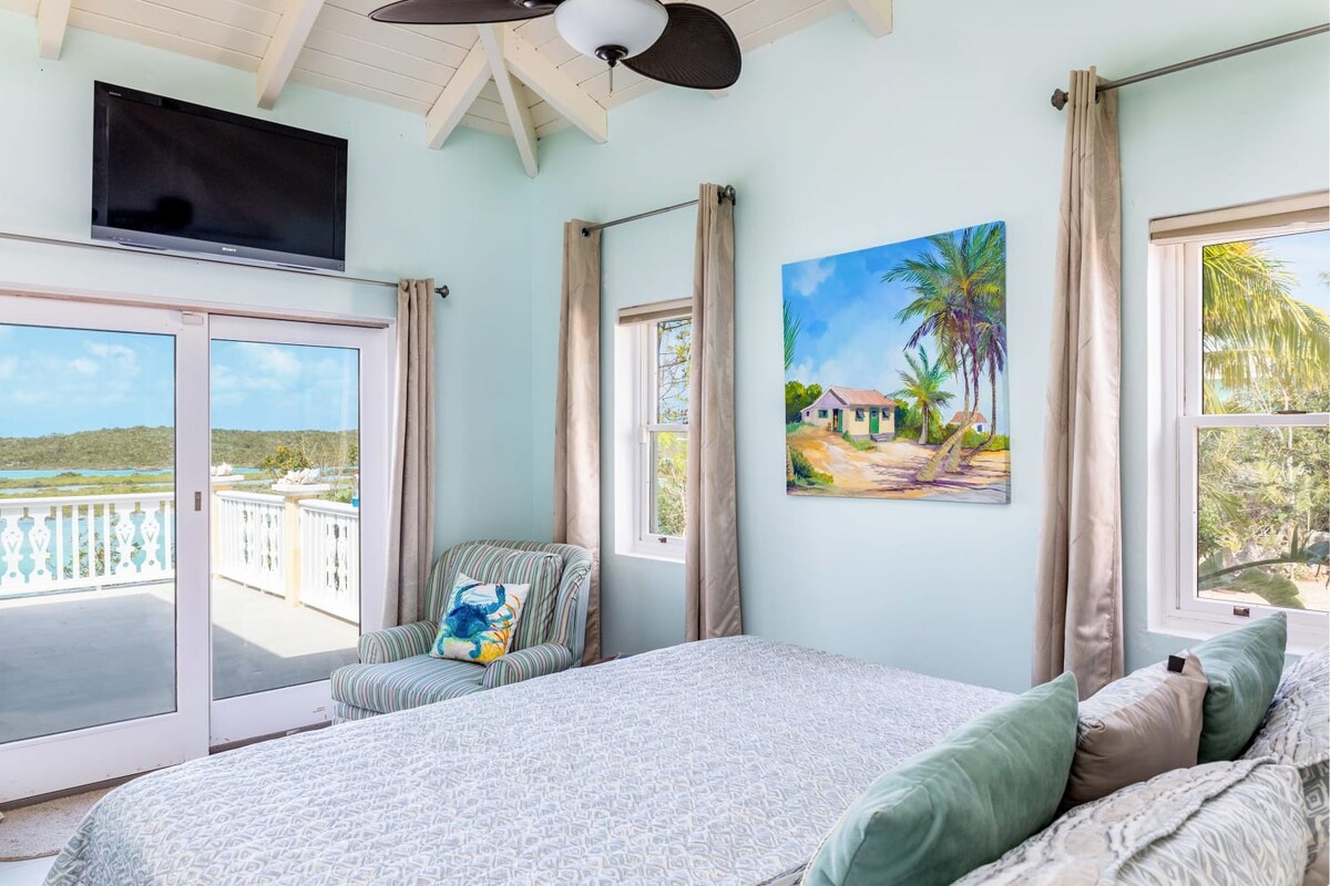 ห้องนอนมีเตียงคิงไซส์ สามารถเข้าถึงระเบียงและสมาร์ททีวีติดผนัง