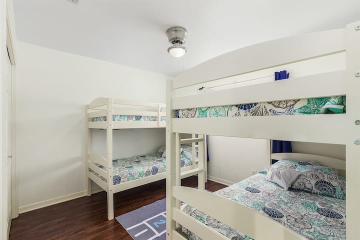 Due letti a castello per i bambini di godere. Abbiamo Duplos, VTech Go! Ruote intelligenti, blocchi di schiuma e altri giocattoli nell'armadio. 