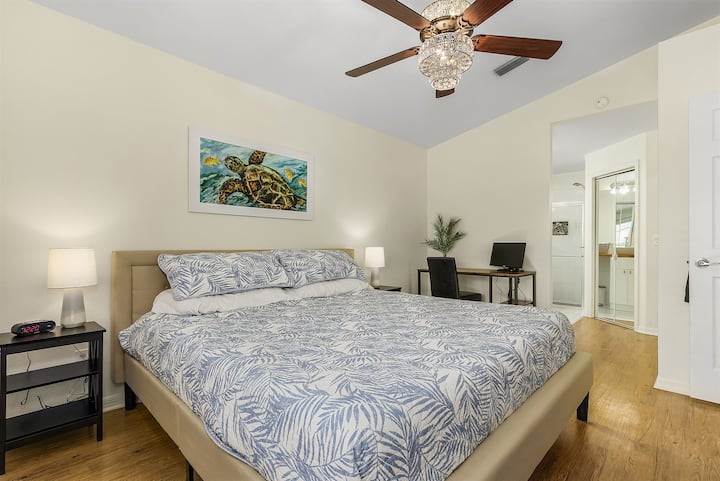 Camera padronale con postazione di lavoro e bagno padronale.