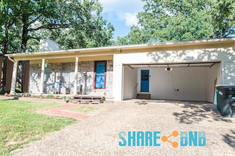 Cozy Sherwood Retreat - 3BR, BBQ, Fenced Backyard